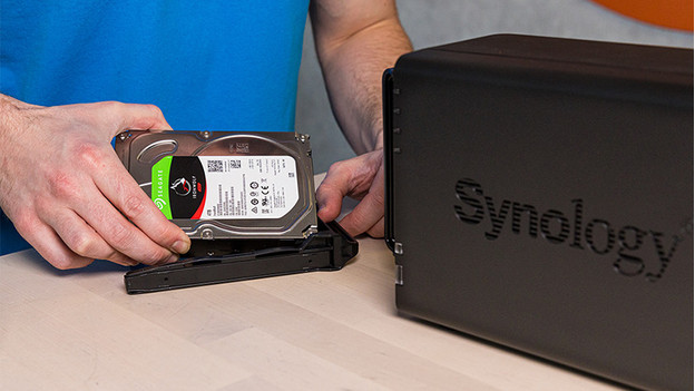 Experte tauscht HDD gegen Synology NAS in Klammer