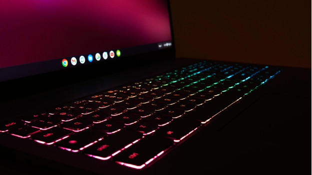 RGB beleuchtete Tastatur auf einem Chromebook.