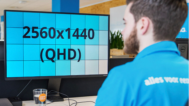 Experte bei der Arbeit mit einem QHD-Monitor