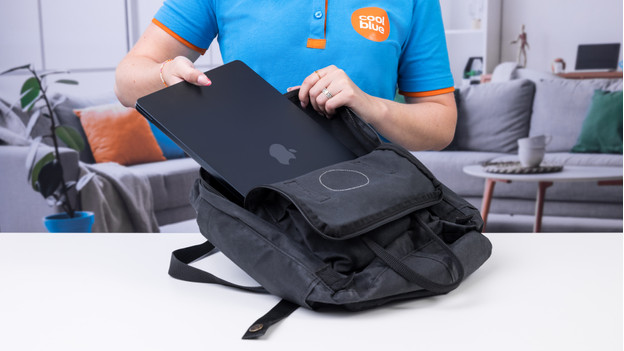 Experte packt MacBook Air 15'' in Rucksack.