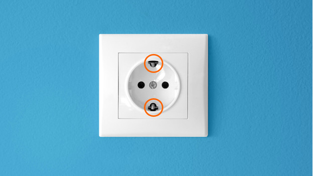 Earthed socket
