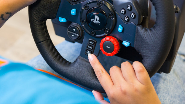 Wie schließt du dein Logitech-G-Lenkrad an deiner Konsole an?