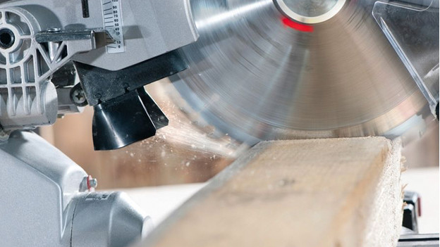 Adjusting the saw blade for the saw