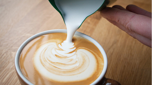 Gieße die Milch in den Kaffee