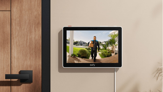 Häng das eufy Smart Display E10 an die Wand