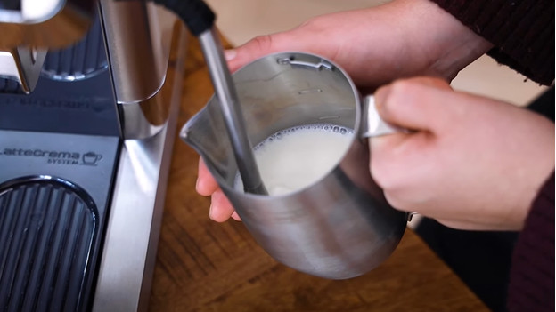 Milch mit der richtigen Temperatur aufschäumen