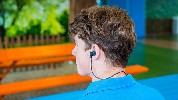 In-Ear-Kopfhörer mit Kabel im Nacken