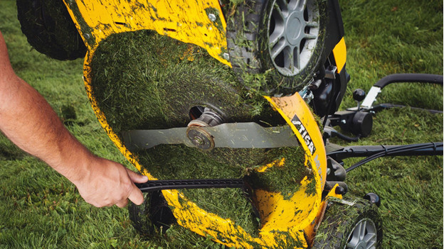 Cleaning a mulching lawn mower