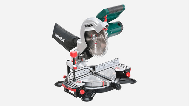 Radial arm saw for sawing baseboards