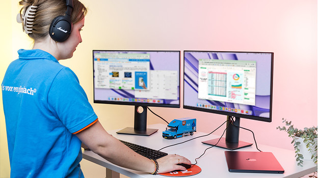 Experte arbeitet an 2 externen Monitoren