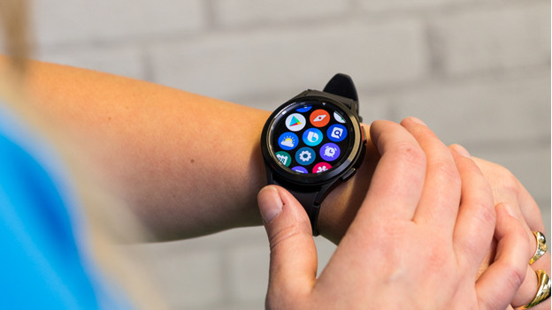 Scroll through the apps with the Watch4