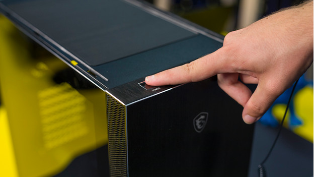 Spezialist schaltet den PC ein