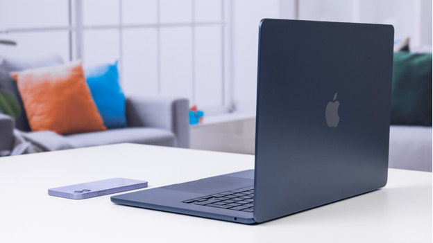Vergleich iPhone 12 und MacBook Air 15''.