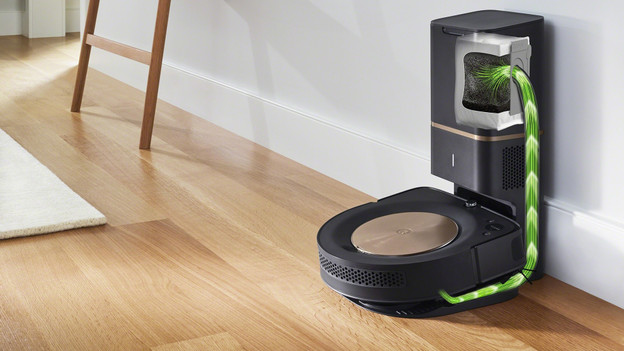 Robot vacuum with emptying station