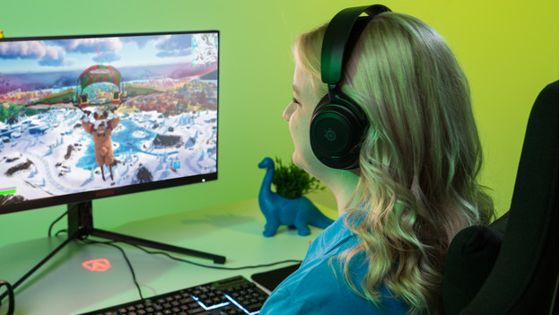 Mädchen spielt Fortnite auf PC mit Headset