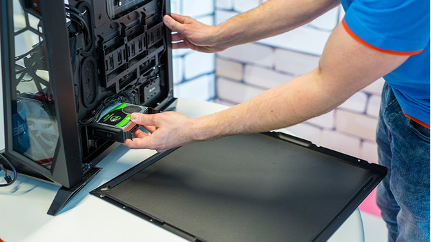 How do you install a 2.5-inch SSD in a desktop? | Coolblue - Free ...