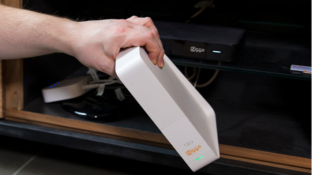 Expert holding a Ziggo modem box