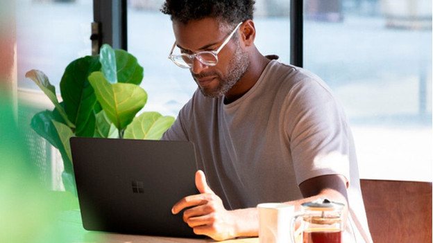 Mann schaut auf Laptop