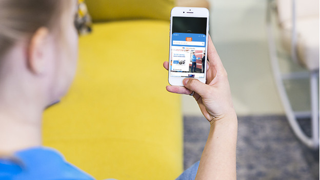 How do you operate the Apple iPhone with one hand? | Coolblue - Free ...