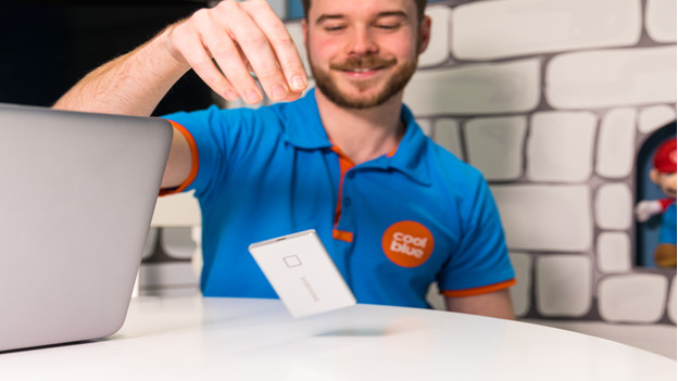 Experte testet eine externe SSD von Samsung