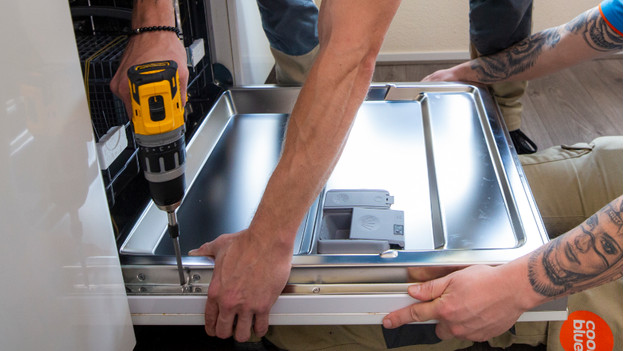 How do I take out my dishwasher? | Coolblue - Free delivery & returns