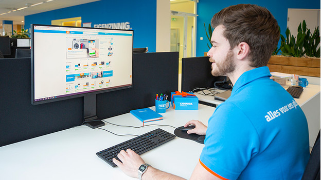 Man views the Coolblue webshop on his computer