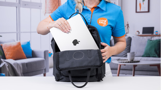 Expertin steckt MacBook Air in ihre Tasche.