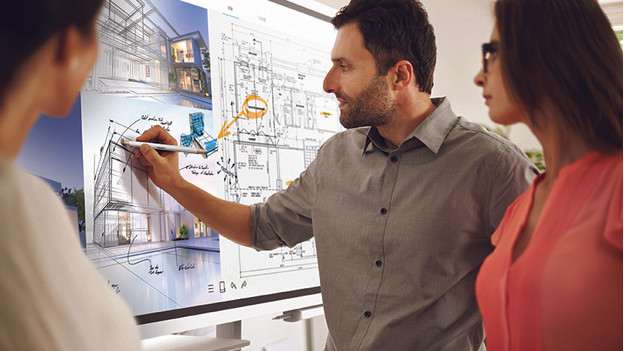 Großer Monitor mit Touchscreen für Präsentationen