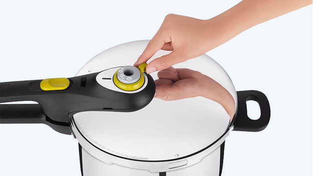 Pressure cooker lid with steam knob