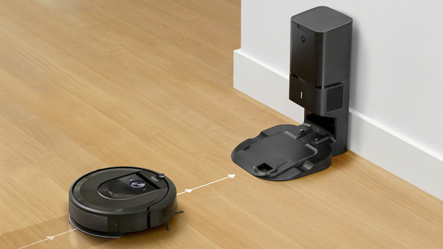 Robot vacuum with emptying station