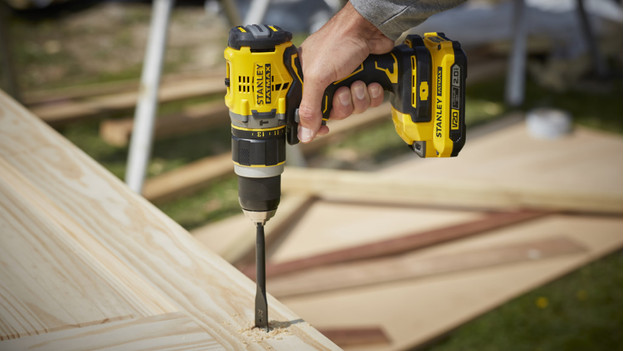 Bohren in Holz mit einer Akkubohrmaschine