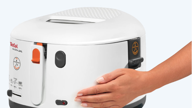 Deep fryer with Cool Touch exterior