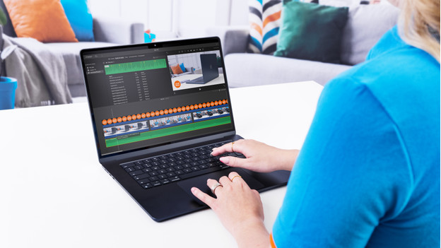 Experte führt Videobearbeitung in iMovie durch.