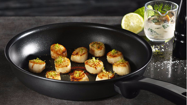 Pfanne mit Fischstücken