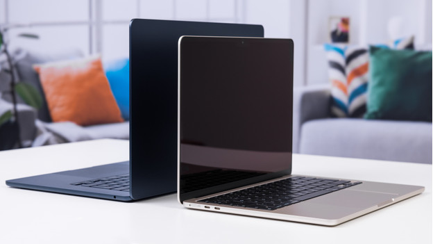 MacBook Air 13'' 2022 neben MacBook Air 15'' 2023.