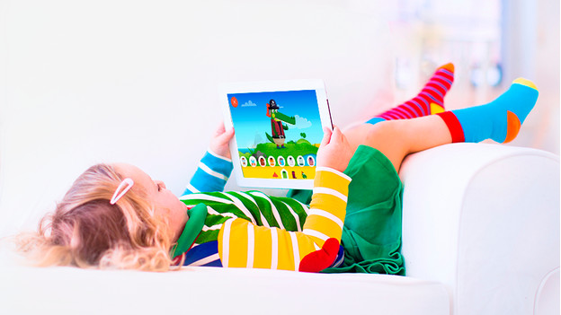 Kind mit Tablet mit Samsung Kids Mode