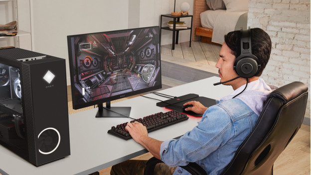 Mann an HP Omen PC mit Zubehör