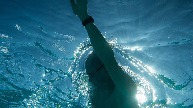 Schwimmer mit Sportuhr