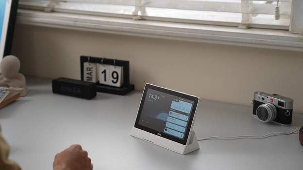Stelle das eufy Smart Display E10 auf