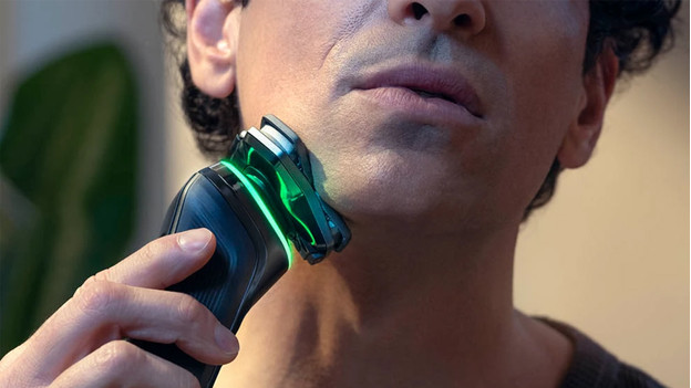 Electric shaving clearance razor