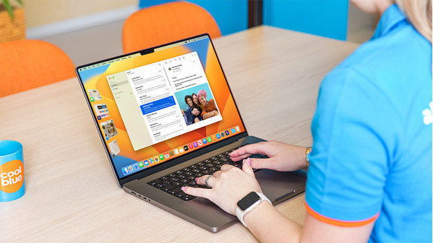 Apple MacBook und Apple Watch.