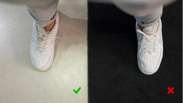 Spezialist enterdet sich, indem er auf einer antistatischen Oberfläche steht