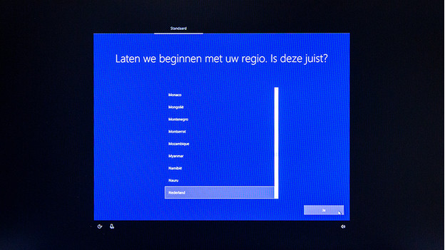 Select region Windows 10 setup.