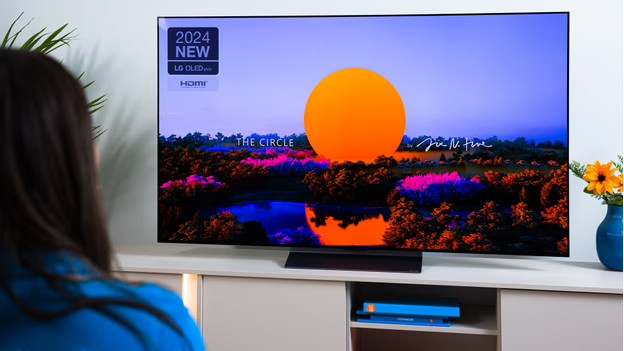 Experte sitzt nah vor dem Fernseher. 