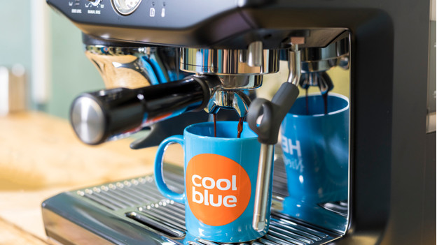 Bereite einen frischen Espresso zu