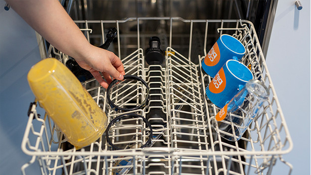 Mixbecher und Ringe in die Spülmaschine geben