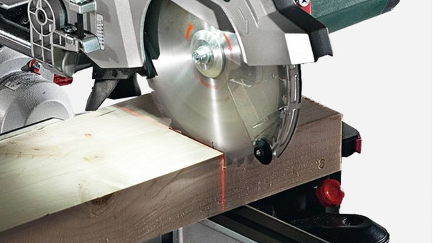 Set the laser guide radial arm saw