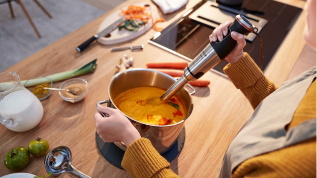 Stabmixer im Topf mit Suppe