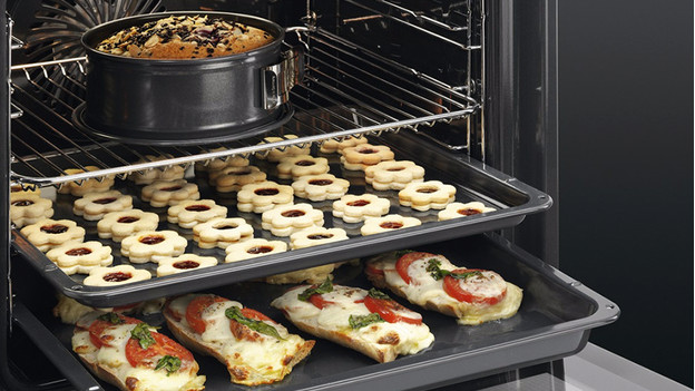 Built-in oven with multiple rack levels