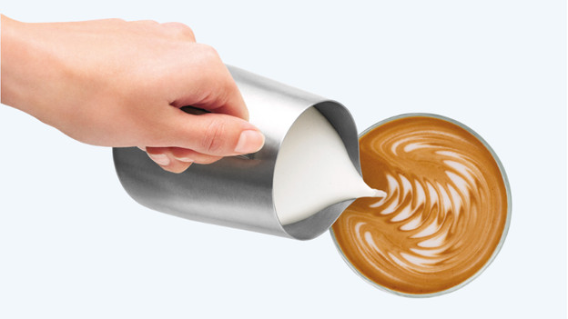 Milch mit einer Dampflanze aufschäumen